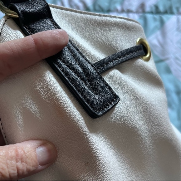 Liz Claiborne black & white Purse. - Picture 2 of 10